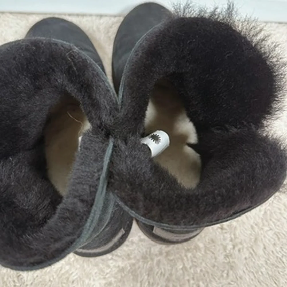 UGG Romely Suede Short Buckle UGG plush Lined Boots Black Shearling Size 7